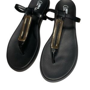 MIA Amore Black Toe Ring Sandals | Gold Hardware | Size 8.5